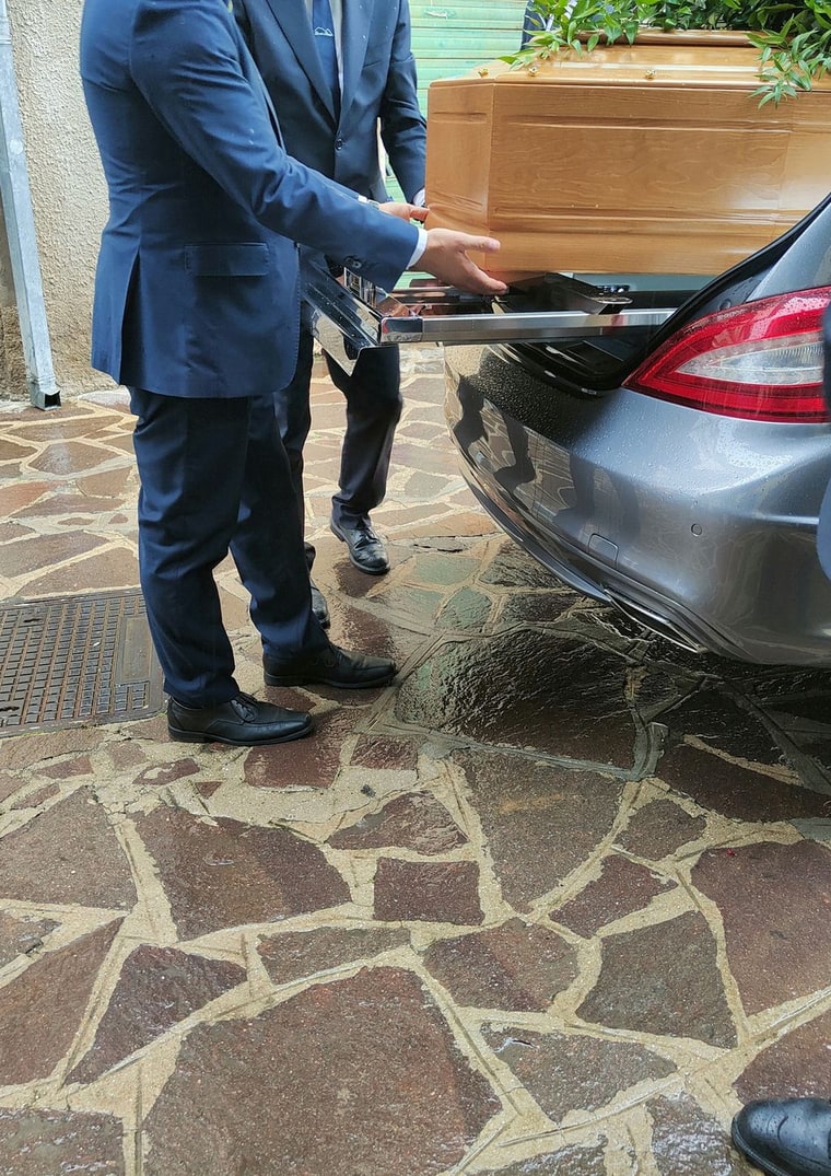 Il feretro portato al carro funebre al momento della partenza