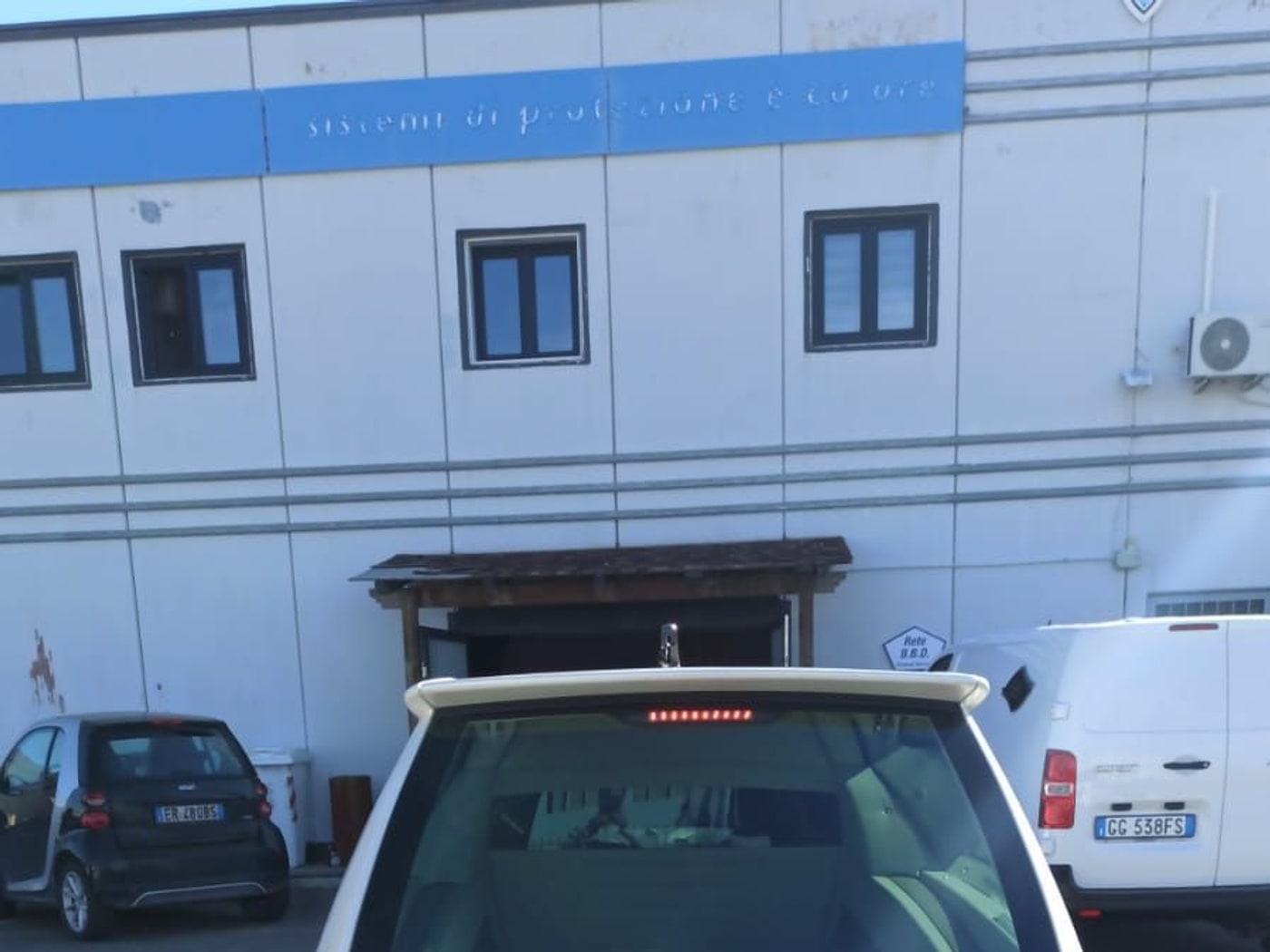 Il portellone posteriore aperto di un carro funebre