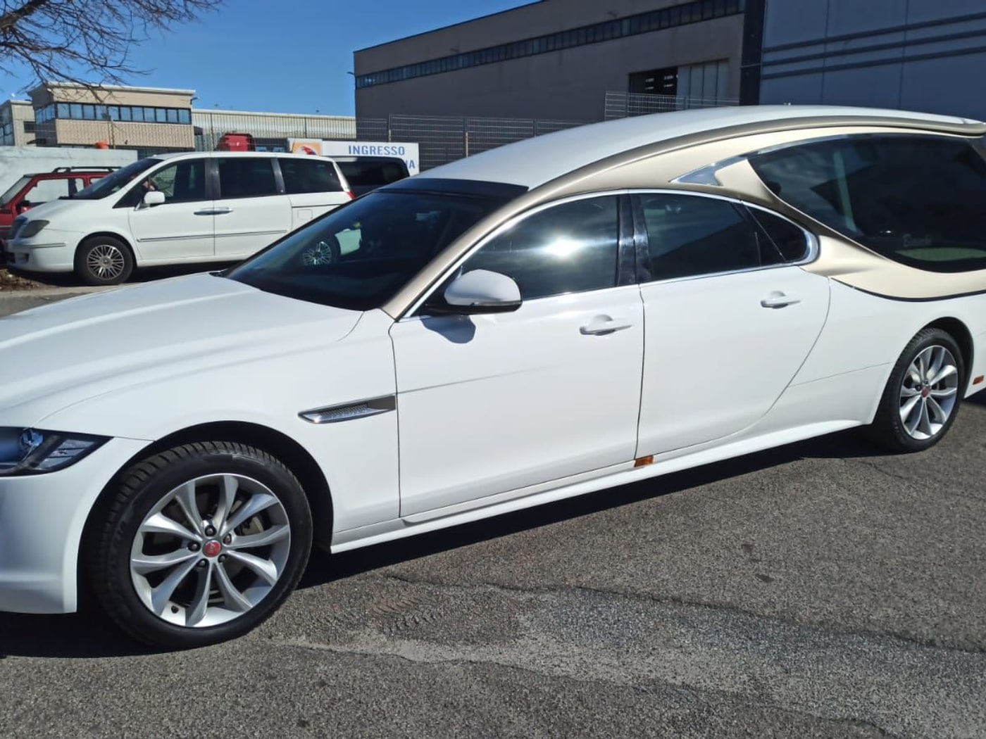 Il carro funebre Jaguar bianco visto di tre quarti