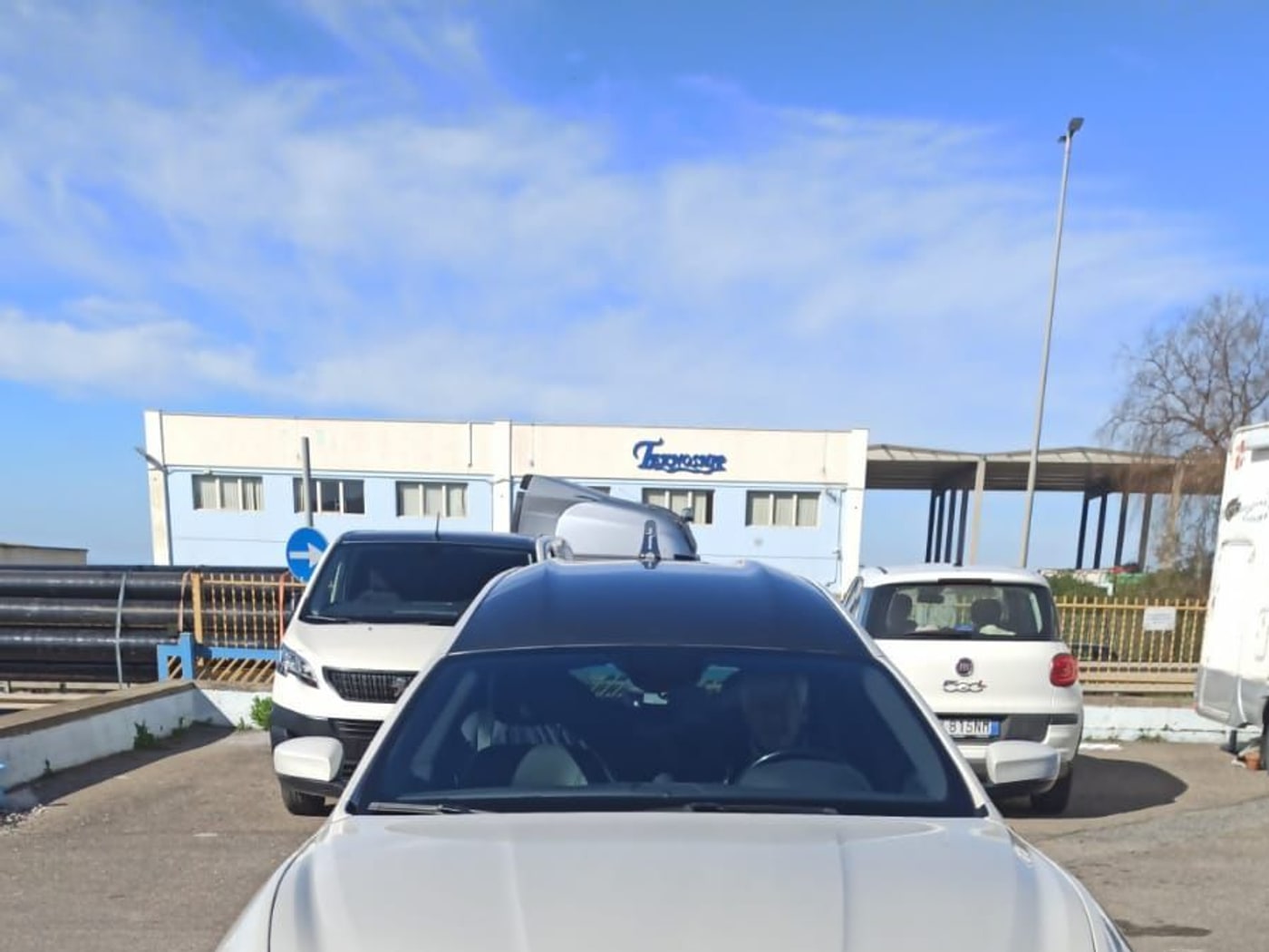 Il frontale della Maserati bianca della flotta
